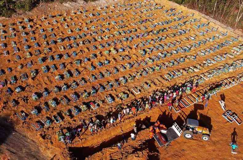 Imagens de sepultamentos em covas coletivas em cemitrio de Manaus, capital do Amazonas, correram o mundo e causaram comoo (foto: MICHAEL DANTAS/AFP)
