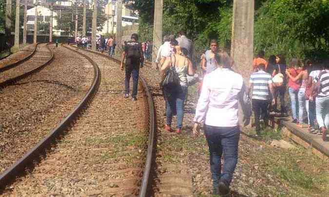 Usurios foram obrigados a caminhar pela linha depois que trem enguiou(foto: Dener Ferreira/Divulgao)