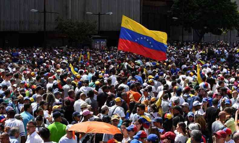 Populao vai s ruas na Venezuela exigindo que Nicols Maduro renuncie ao governo do pas(foto: Yuri CORTEZ / AFP)
