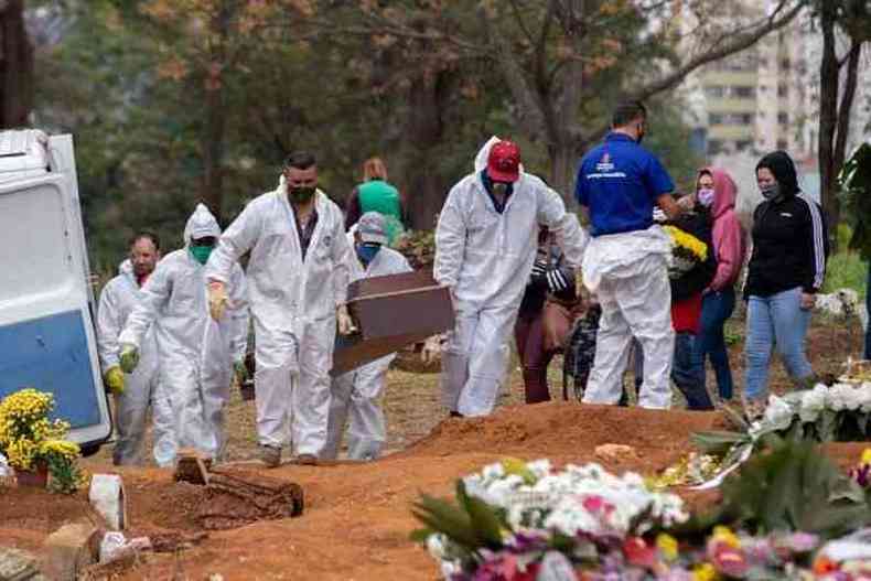 Mortes por COVID-19 alterou cuidados, rituais e horrios de cemitrios para gerir demanda e riscos da pandemia(foto: Bruno Rocha/Fotoarena/Estado Contedo)
