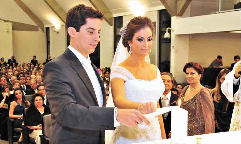 Casamento de Renata Couri e Pedro Araújo Pena, em 8 de outubro de 2004. O religioso foi na paróquia Nossa Senhora Rainha, com recepção no Mix Garden, no Jardim Canadá(foto: Marcos Vieira/EM/D.A Press) Casamento de Renata Couri e Pedro Araújo Pena, em 8 de outubro de 2004. O religioso foi na paróquia Nossa Senhora Rainha, com recepção no Mix Garden, no Jardim Canadá(foto: Marcos Vieira/EM/D.A Press)