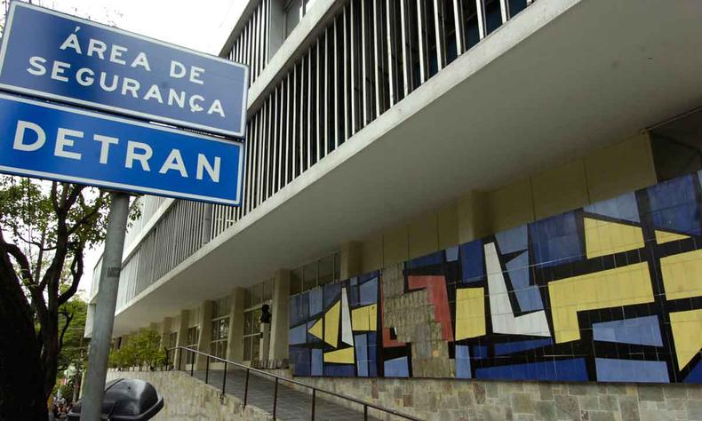 Vista da fachada do Detran fotografada pelo EM em 2011, com o painel de Mrio Silsio j danificado...