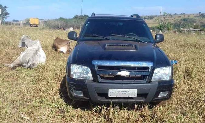 Animais abatidos clandestinamente seriam transportado em caminhonete sem condições de higiene(foto: PMMG/Divulgação) Animais abatidos clandestinamente seriam transportado em caminhonete sem condições de higiene(foto: PMMG/Divulgação)