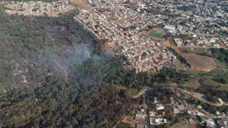 Focos do incndio ameaaram casas na regio urbana de Pitangui(foto: 10 BBM/Divulgao)