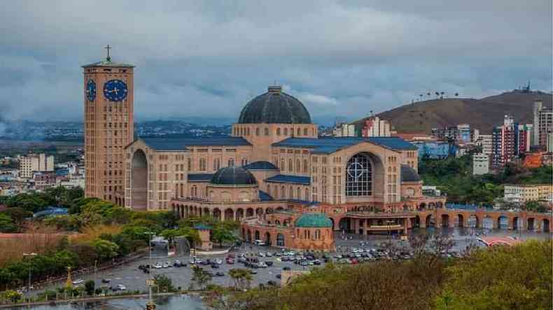 Santurio Nacional de Nossa Senhora Aparecida, no interior de So Paulo, atrai milhares de fiis de todo o pas