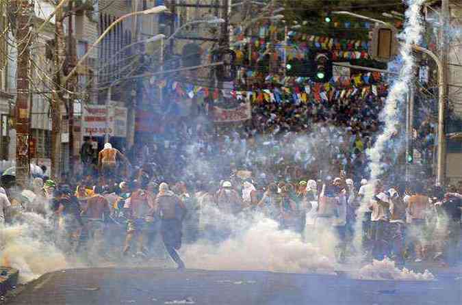 Manifestantes bloquearam o acesso  Arena Fonte Nova, em Salvador(foto: AFP PHOTO / JUAN BARRETO )