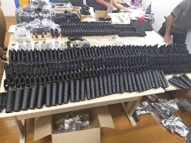 Foram recolhidos documentos, celulares, armas, munies e outros objetos (foto: Polcia Civil RJ)