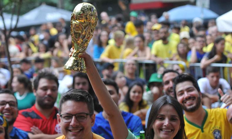 Em Belo Horizonte, torcedores assistem ao jogo do Brasil pela Copa do Mundo