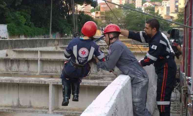 Equipe do SAMU teve de utilizar equipamentos dos Bombeiros para descer at o rio(foto: Leonardo Alvarenga Santos/Divulgao)