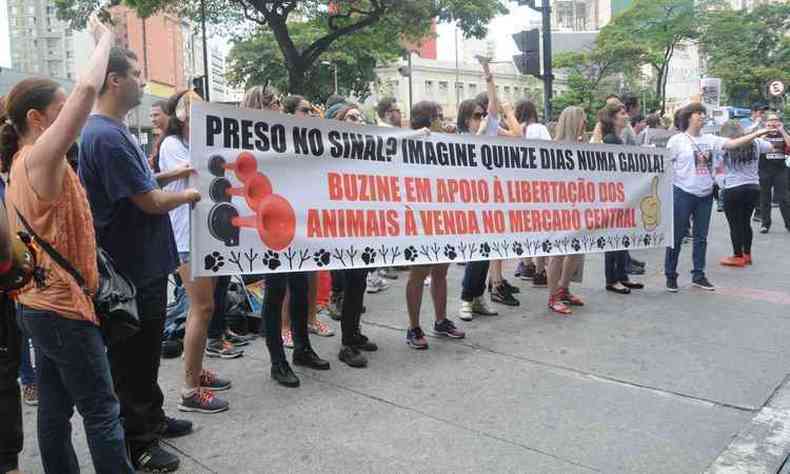 Grupo exibiu faixa em favor da liberao de animais e pediram aos motoristas para buzinarem(foto: Beto Novaes/EM/D.A Press)