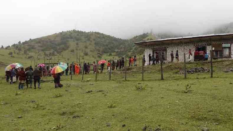 Alguns profissionais de sade tiveram que caminhar por horas para chegar a vilarejos remotos nas montanhas(foto: EPA)
