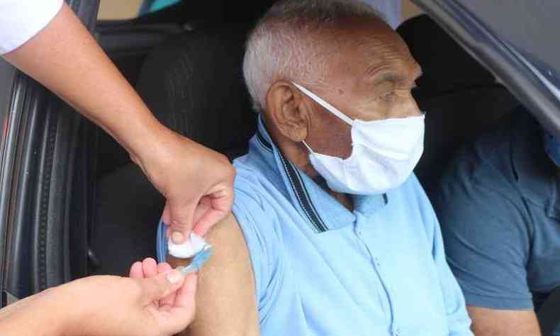 Basta apresentar documento de identificao para comprovar a idade e a vacina  aplicada sem o idoso ter que sair do carro. (foto: Prefeitura Sabar/Divulgao)