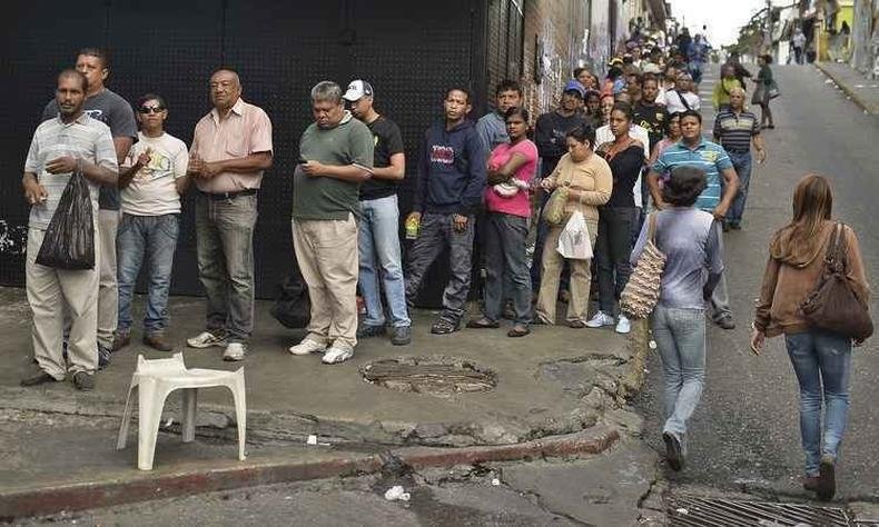 População faz fila para votar nas eleições parlamentares em Caracas, Venezuela, neste domingo(foto: AFP PHOTO/ LUIS ROBAYO ) População faz fila para votar nas eleições parlamentares em Caracas, Venezuela, neste domingo(foto: AFP PHOTO/ LUIS ROBAYO )