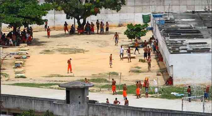 Com 5 mil detentos, o Presdio Anbal Bruno, no Recife,  um dos casos mais preocupantes, pois a superlotao aumenta os riscos de motins (foto: Annaclarice Almeida/DP/D.A Press - 26/1/13)