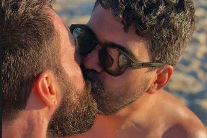 Rafael Lugo publicou foto de beijo com o namorado e teve foto removida no Instagram
