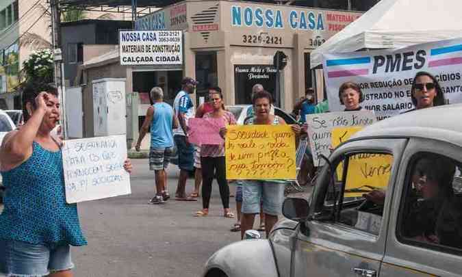 Mulheres de PMs protestam nas ruas de Vila Velha, na Grande Vitria, por maiores salrios para a categoria(foto: Vincius Moraes/AFP)