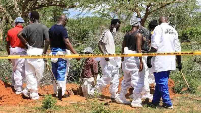 Detetives quenianos e especialistas forenses examinam um tmulo na floresta Shakahola em Kilifi, no Qunia