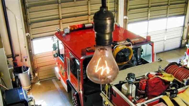lmpada ilumina quartel de bombeiros na Inglaterra h mais de 100 anos