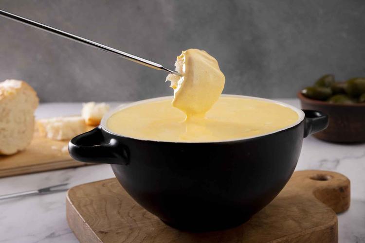 Fondue salgado pode ser acompanhado de pes, carnes, legumes e doces