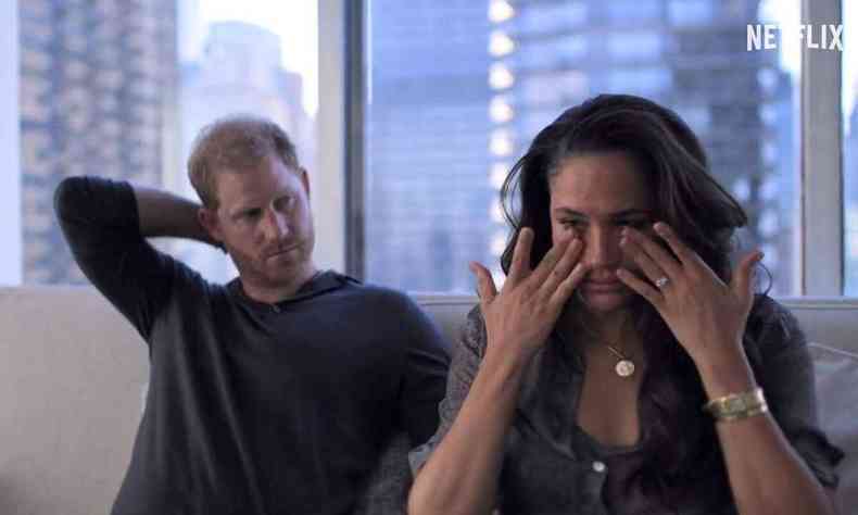 Prncipe Harry v a mulher Meghan chorar em cena da srie documental sobre eles exibida pela Netflix