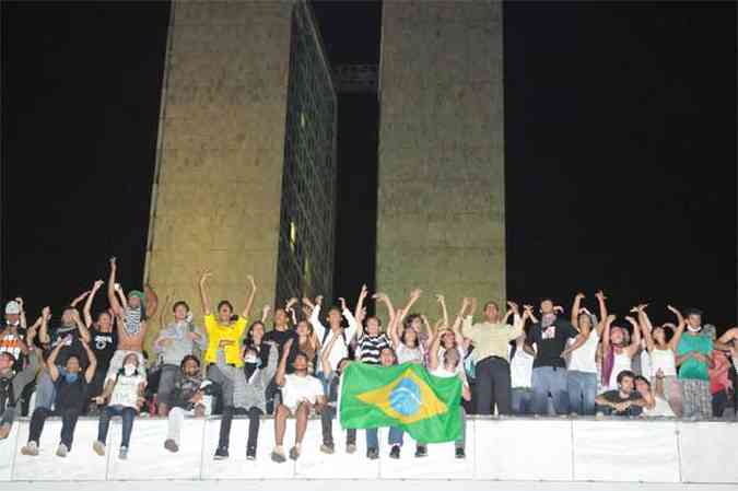 Manifestantes subiram no teto do Congresso Nacional, em Braslia, na segunda(foto: Breno Fortes/CB/D.A Press)