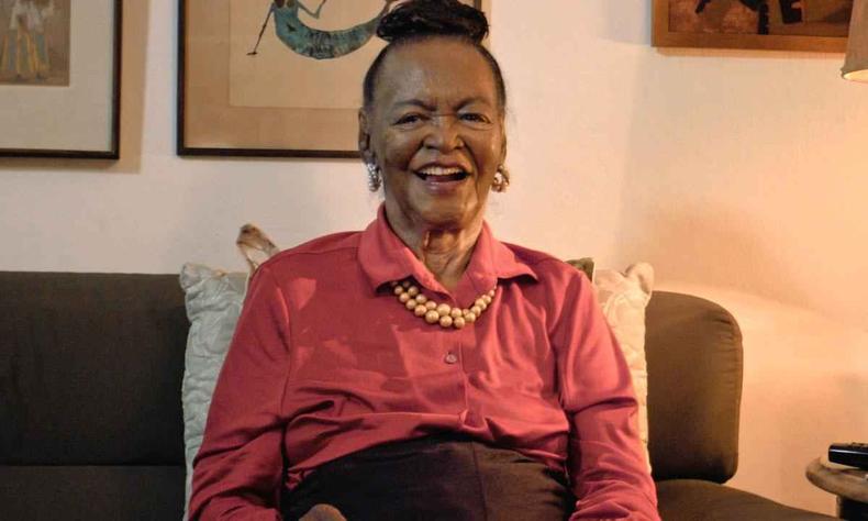 Documentário 'Diálogos com Ruth de Souza' destaca a presença do negro nos palcos brasileiros (foto: Preta Porter Filmes ) Atriz Ruth de Souza sorri em cena do filme Diálogos com Ruth de Souza