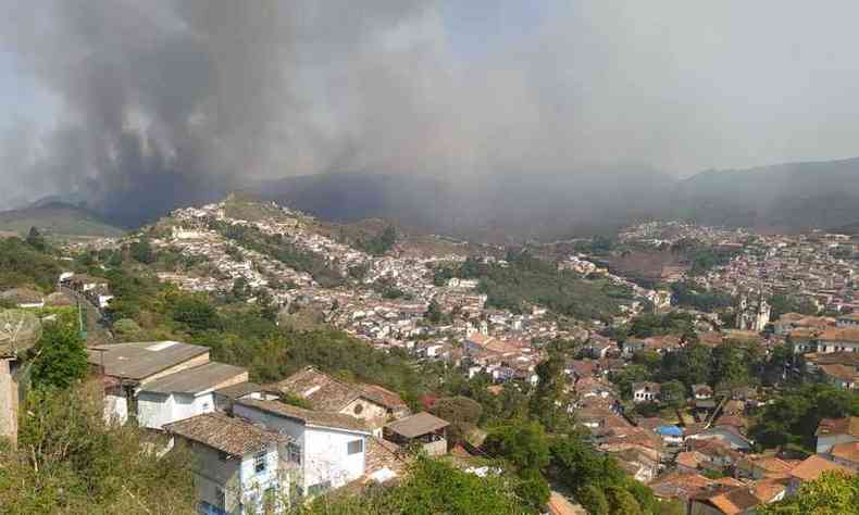 Muita fumaa toma conta de Ouro Preto nos ltimos dias: resultado do incndio no Parque Estadual do Itacolomi(foto: Reproduo/WhatsApp)