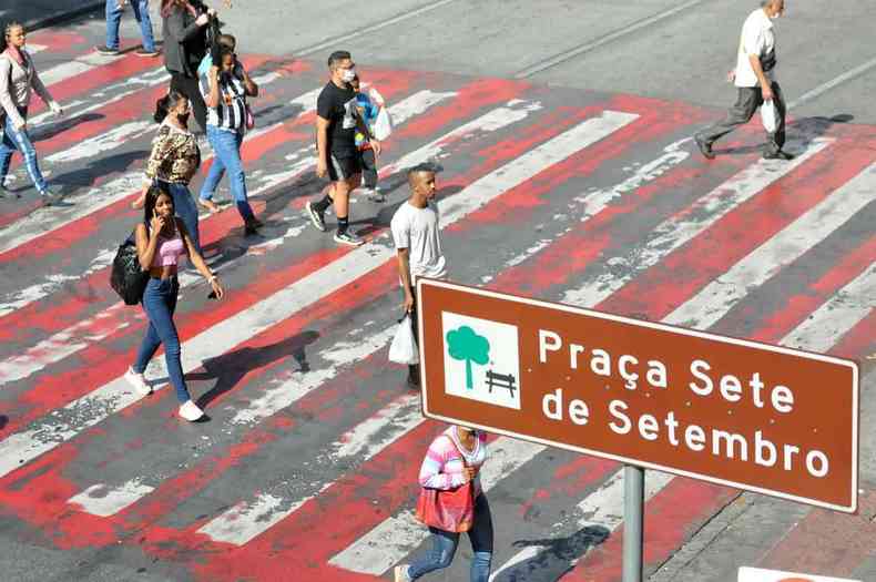 Faixa de pedestres na Avenida Afonso Pena, na Praa Sete, com pintura apagada