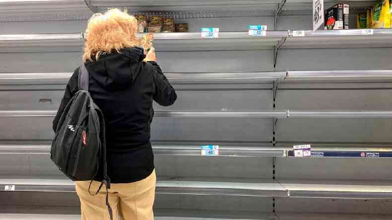 Mulher em frente a prateleiras vazias em um supermercado de Buenos Aires, Argentina, em 15 de março de 2020.