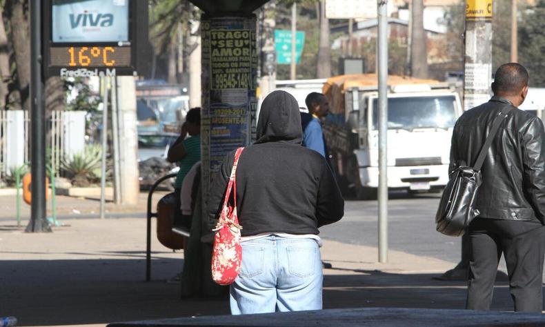 Frio deve voltar para Minas a partir desta sexta-feira (14/7)(foto: Edesio Ferreira/EM/D.A.Press) moça e homem agasalhados se protegendo do frio; no fundo dá para ver a temperatura de 16 graus celsius no painel