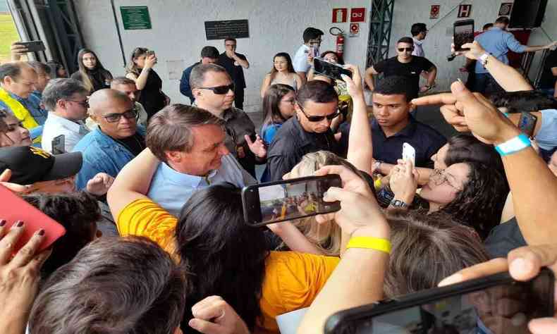 Bolsonaro no Aeroporto de Juiz de Fora com apoiadores 