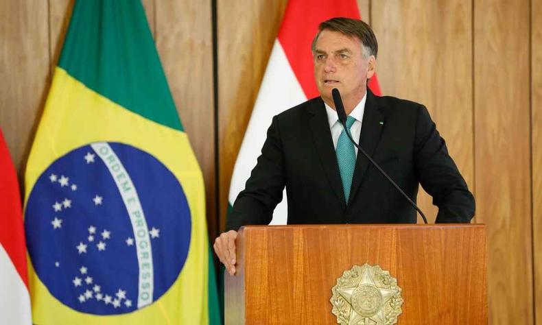 Jair Bolsonaro nega ser rejeitado pelo eleitorado feminino(foto: Alan Santos/PR) Presidente Jair Bolsonaro fala em ao microfone com bandeiras do Brasil e da Hungria ao fundo