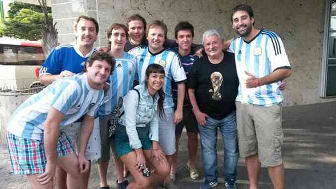 Jornalista argentina junto com colegas (foto: Reproduo Twitter)