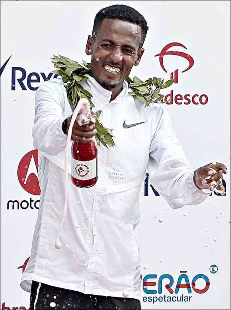 Etope Belay Bezabh venceu entre os homens ao superar o bicampeo da corrida Dawit Admasu(foto: MIGUEL SCHINCARIOL/AFP)