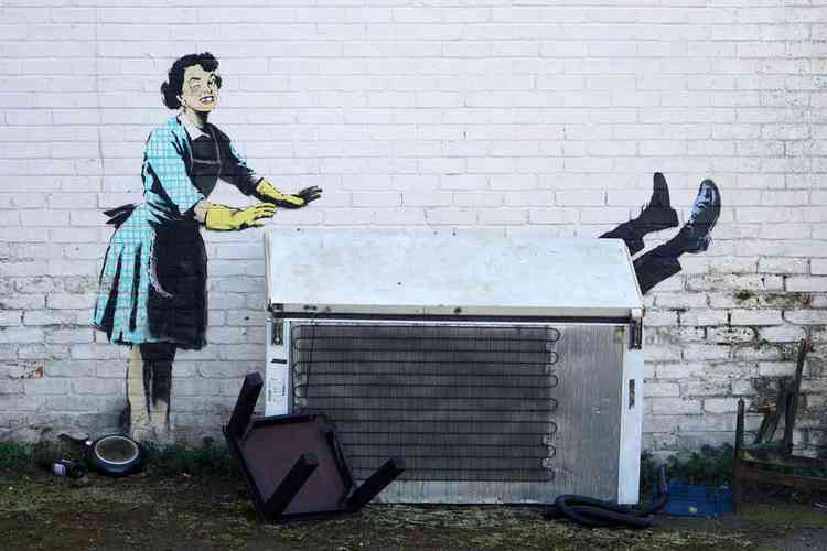 novo grafite de  Banksy, 'Mscara de So Valentim, na parede lateral de uma casa em Margate, no Sudeste da Inglaterra
