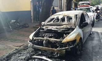 Veculo teve a frente destruda depois que o incndio foi controlado. Moto (esquerda) foi totalmente danificada(foto: Edsio Ferreira/EM/D.A PRESS)
