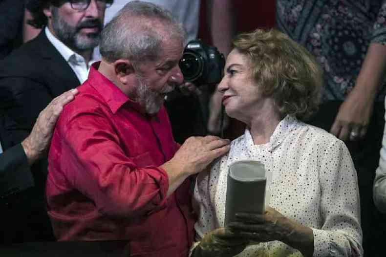 Lula (E) conversa com Marisa Letícia durante reunião organizada por movimentos sociais, sindicatos e partidos em São Paulo, Brasil, em 10 de novembro de 2016