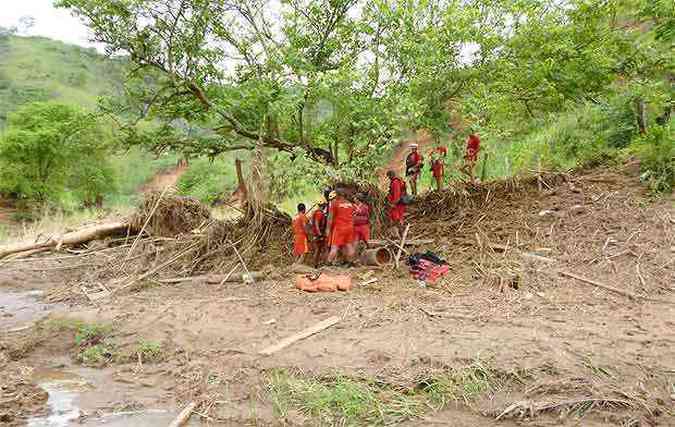 Corpo da vtima foi encontrado soterrado s margens do Rio Palmital (foto: 6 BBM de GV/MG/ Divulgao)