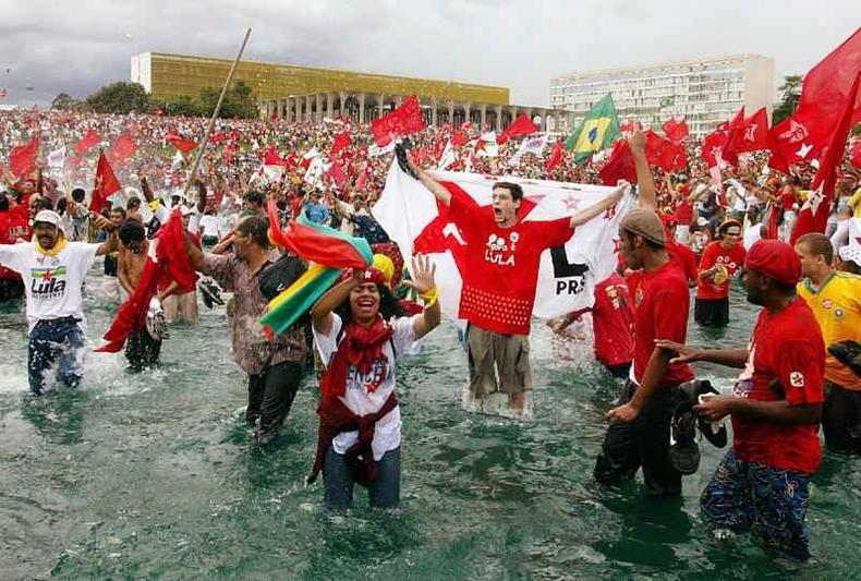 Milhares de apoiadores de Lula celebram a sua chegada em Braslia, em 1 de janeiro de 2003 