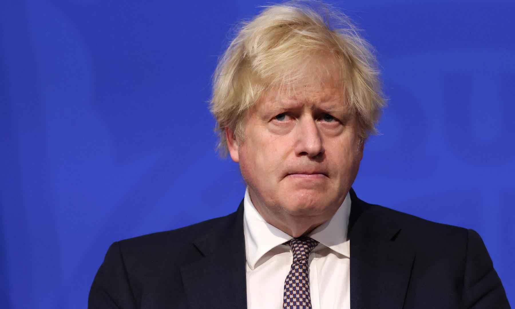 Boris Johnson: há evidências de que ômicron se transmite entre vacinados