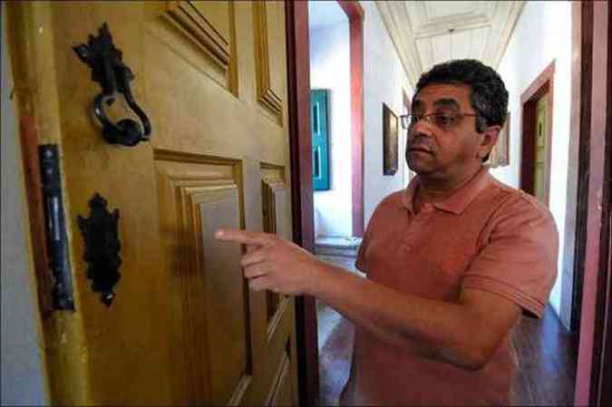 O historiador Carlos Oliveira mostra a porta da Baslica do Pilar pela qual ladres passaram. (foto: Beto Novaes/EM/D.A Press)