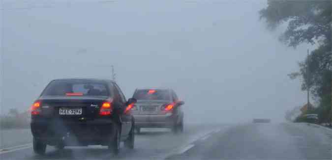 Neblina e chuva na perigosa BR-381, sada para o litoral capixaba, exige ateno extra de motoristas (foto: Ramon Lisboa/EM/D.A Press)