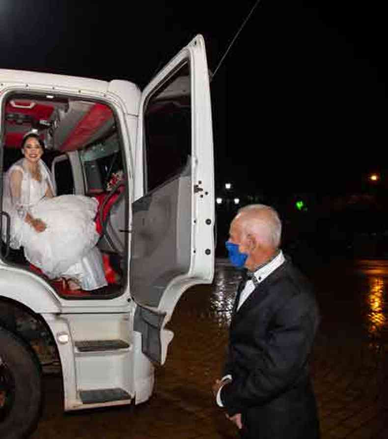 A noiva Jssica Ferreira Raitz no caminho que a levou para a igreja (foto: Quin Drummond/Divulgao)