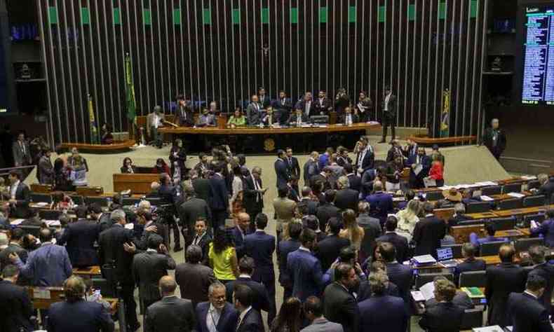 O texto aprovado pelos deputados prev que o teto ser o mesmo valor definido para cada municpio e cargo em 2016, corrigidos pela inflao (foto: Fabio Rodrigues Pozzebom/Agncia Brasil)