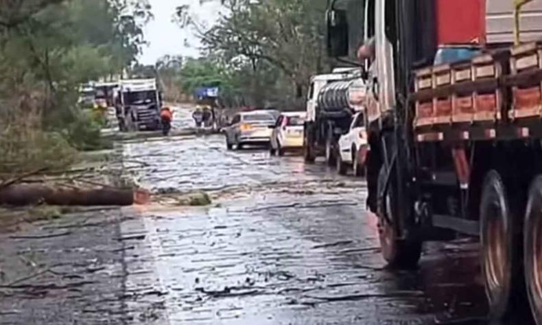 Trecho da BR-262 que ficou interditado ontem por algumas horas
