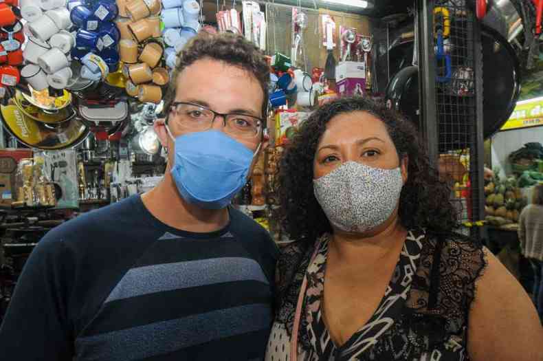 Alexandre Kana e Ivina viram ao mercado comprar o presente do Dia das Mes: 'Lembrancinha'(foto: Leandro Couri/EM D.A.Press)