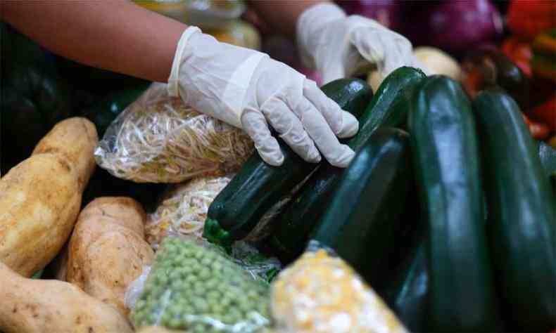  necessrio lavar os legumes, frutas e hortalias ao chegar em casa(foto: JOHAN ORDONEZ/ AFP)