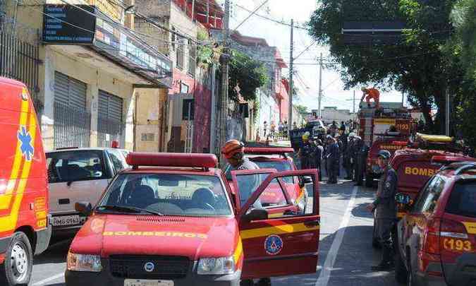 Rua Maia Lacerda, no Bairro Sagrada Famlia, foi interditada para os trabalhos do Corpo de Bombeiros(foto: Cristina Horta/EM/D A Press)