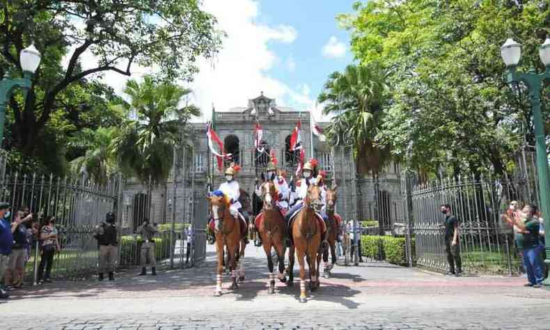 cavalos da PM saindo do palacio da liberdade 