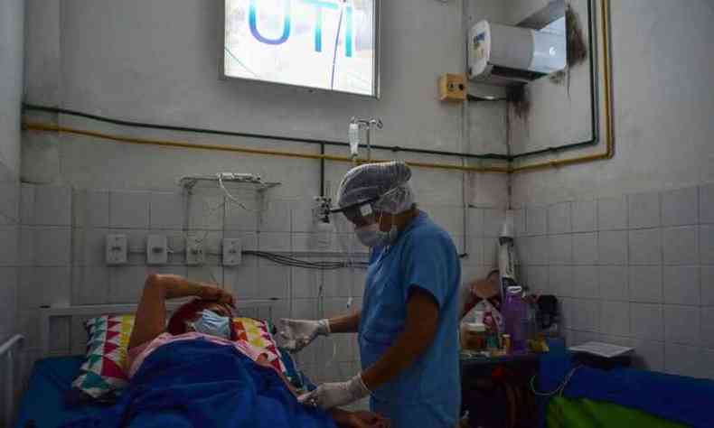 Profissional de sade trata paciente de Covid em hospital no interior de So Paulo(foto: JOAO PAULO GUIMARAES / AFP)